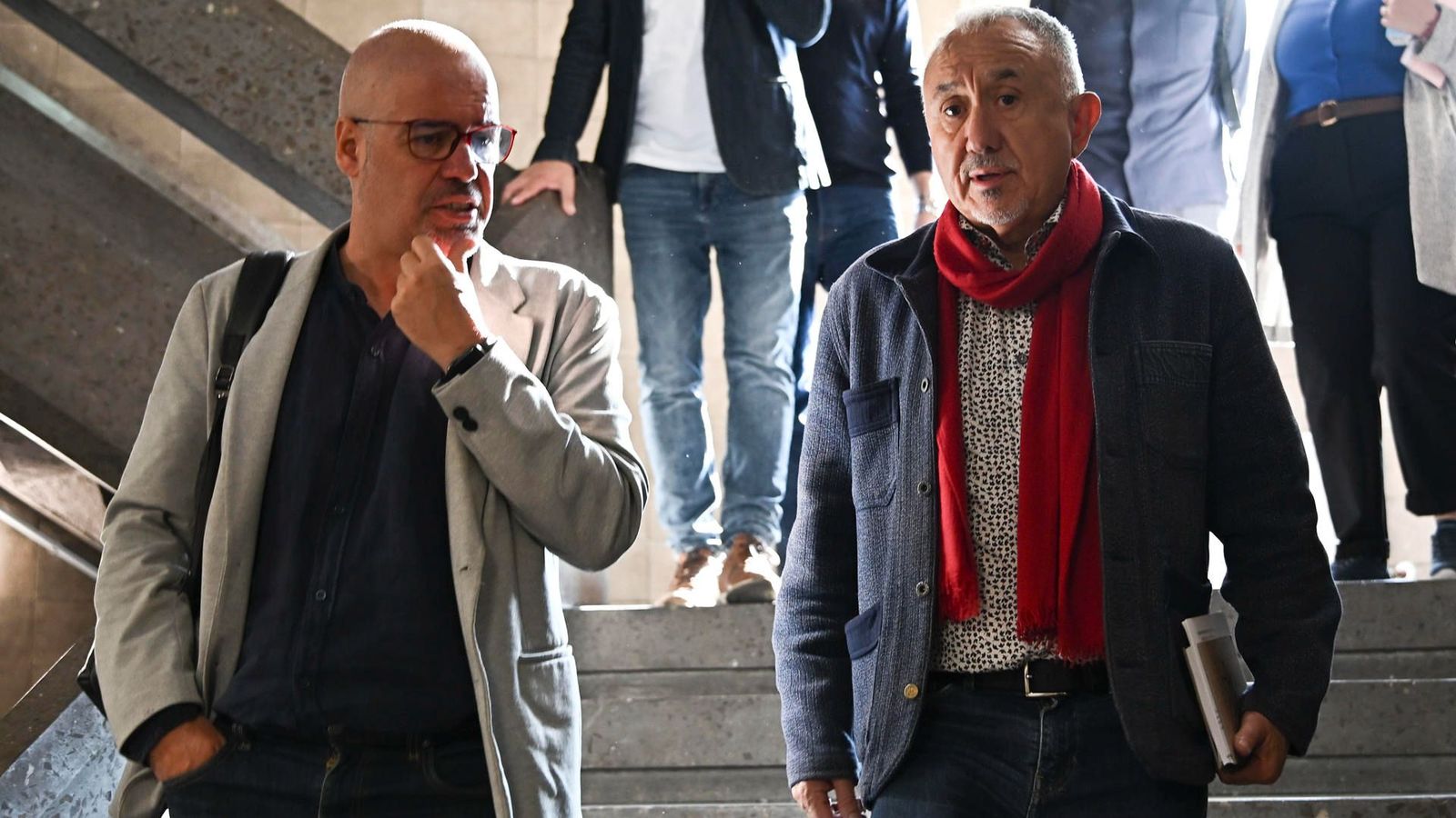 Els líders de CC OO i UGT després de la roda de premsa que han oferit este dimarts per a donar els detalls de la vaga general de l'11 de novembre