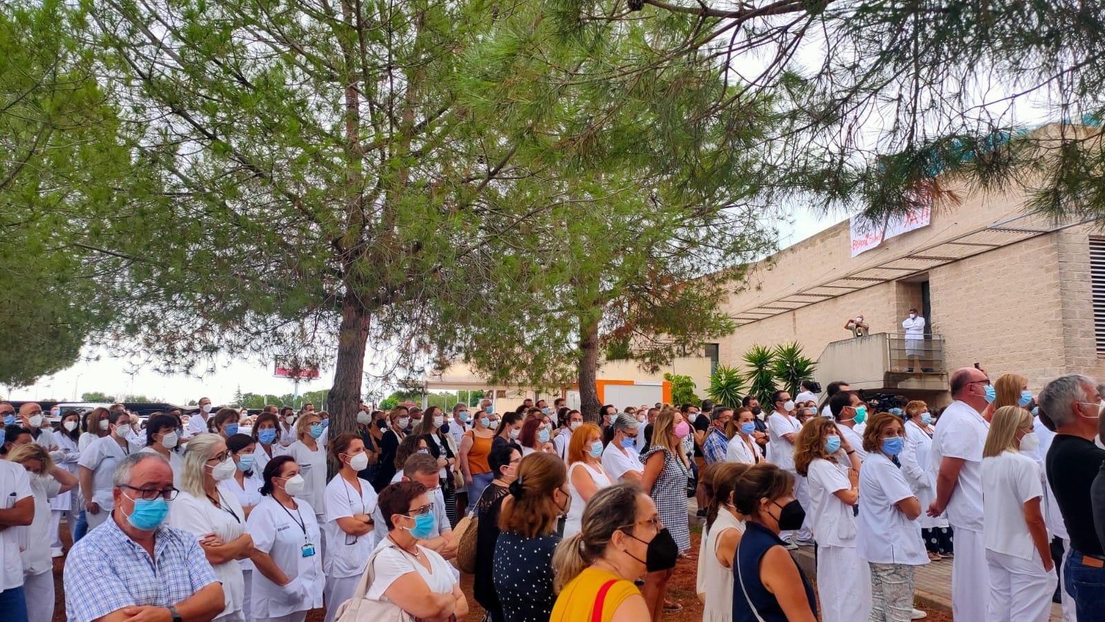Un moment de la concentració, aquest dimarts, a l'Hospital de La Plana