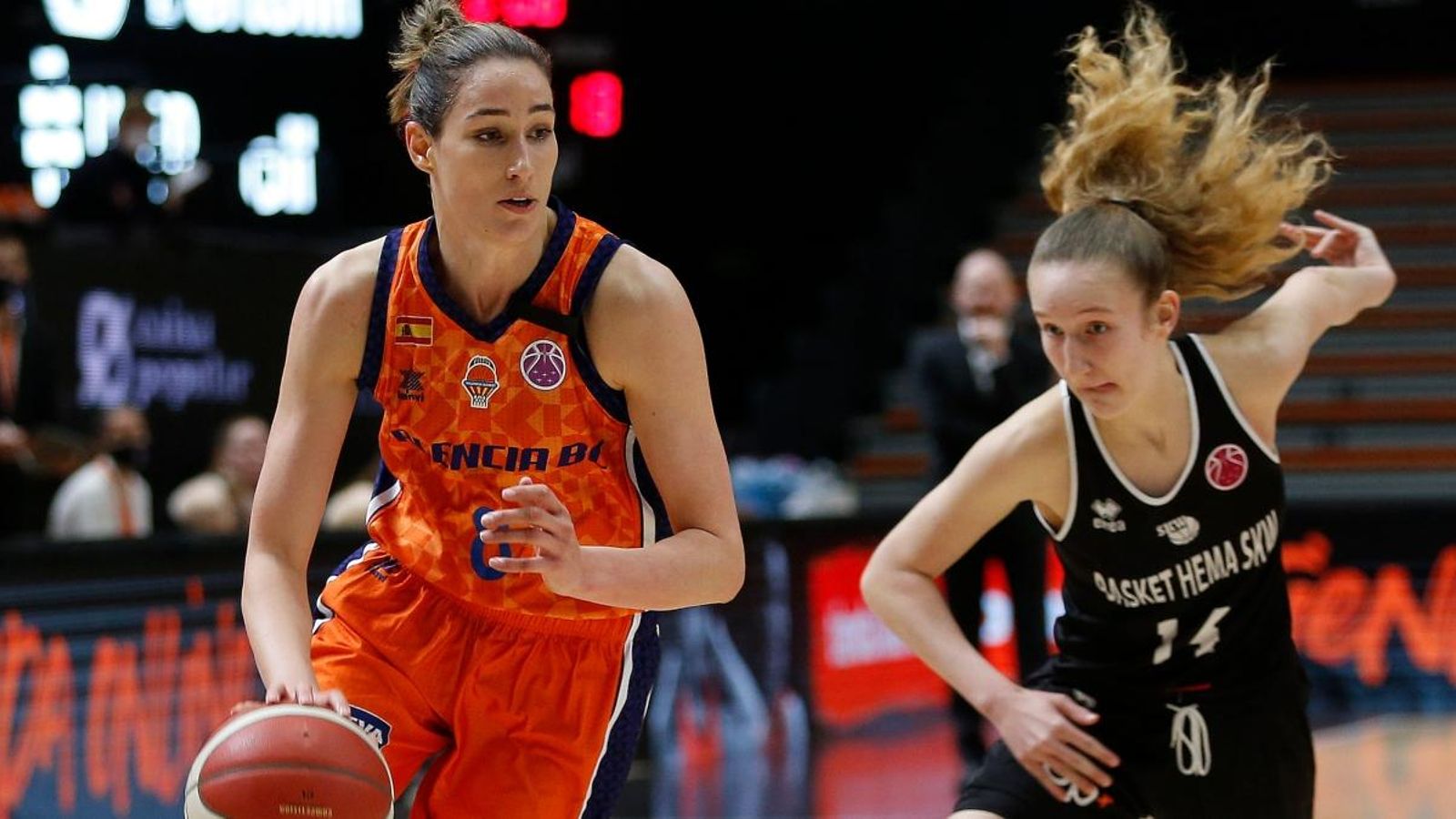 Rebecca Allen, en una acció del partit Rebecca Allen, en una acció del partit
