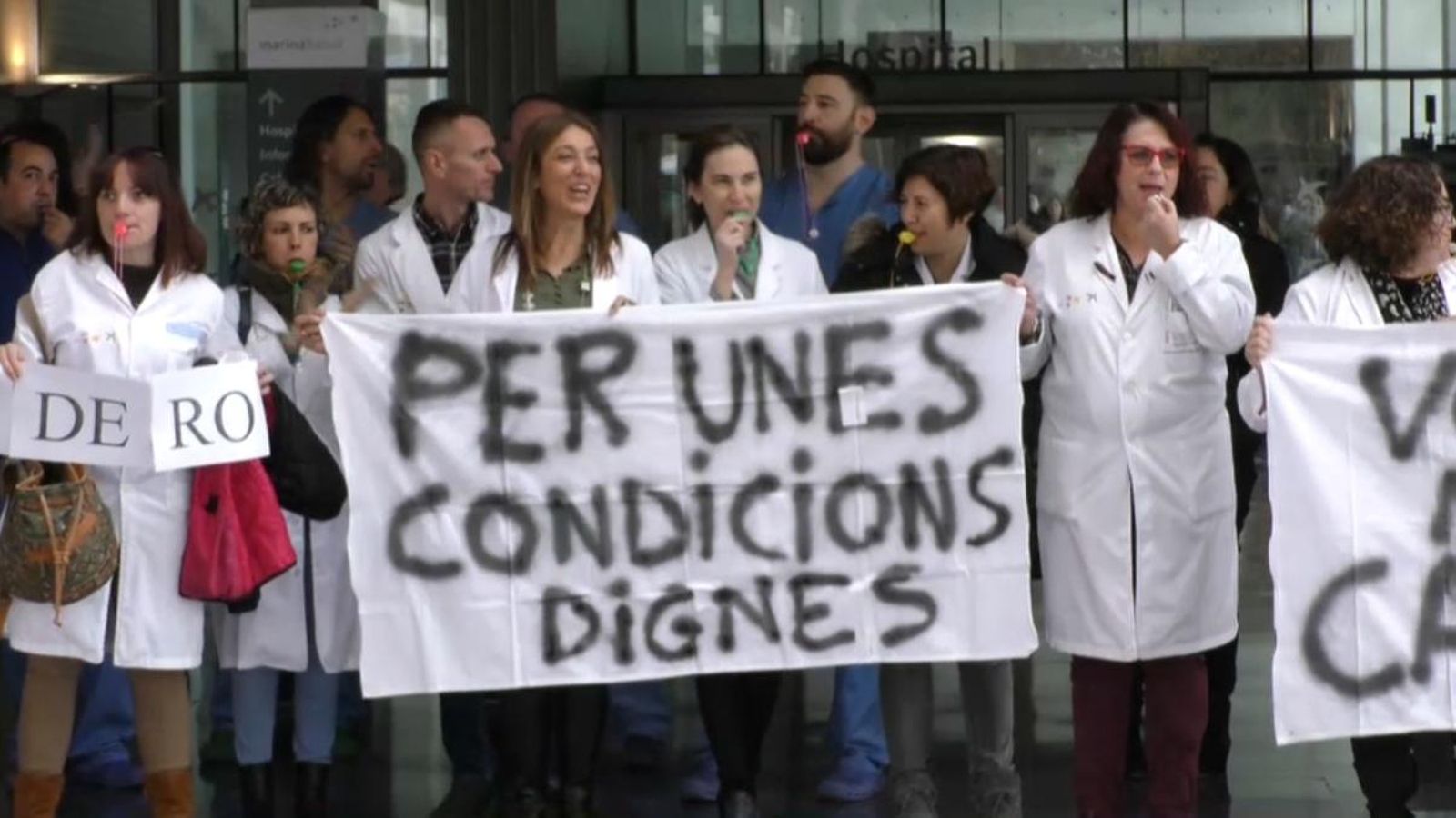 La plantilla de l’Hospital de Dénia ha protestat aquest dijous per les condicions laborals que arrosseguen des de fa anys