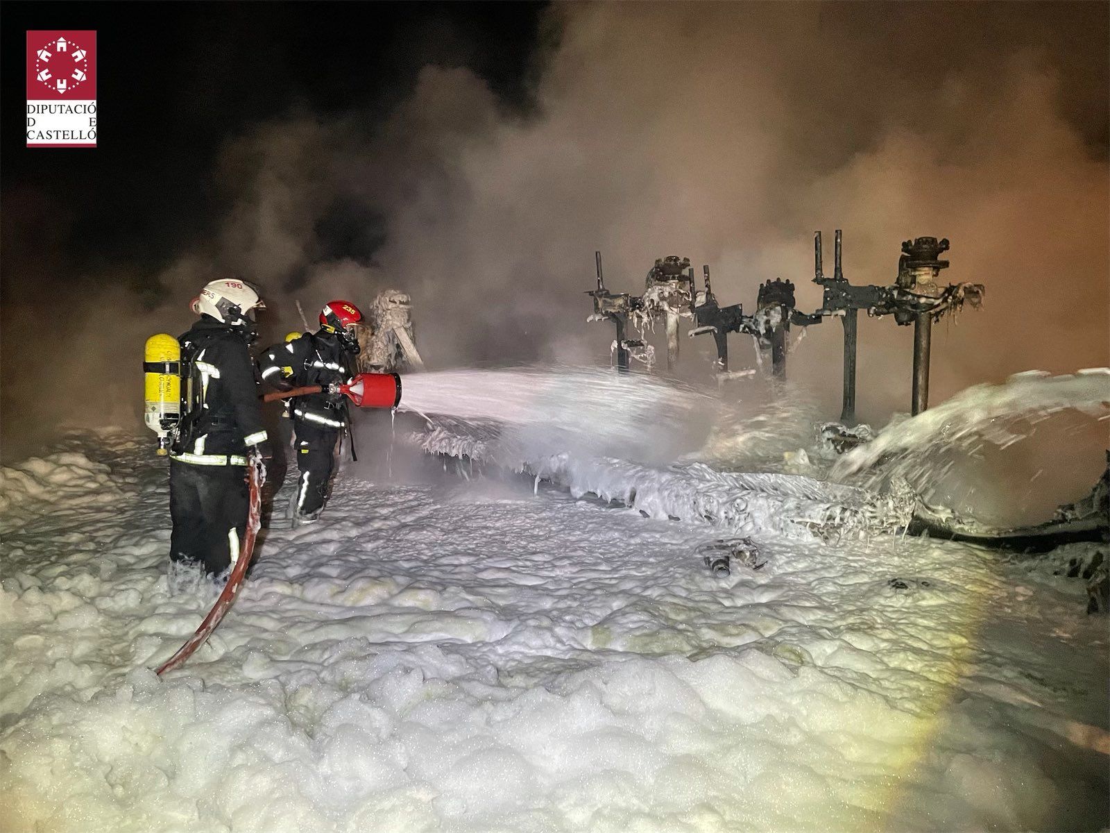 Un equip de bombers refreda l'estructura del camió una vegada extingit l'incendi
