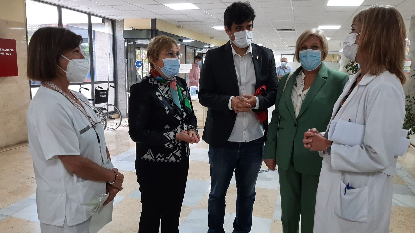 La consellera de Sanitat, segona per l'esquerrre, amb els responsables de l'hospital Sant Joan, que celebra el seu 30 aniversari