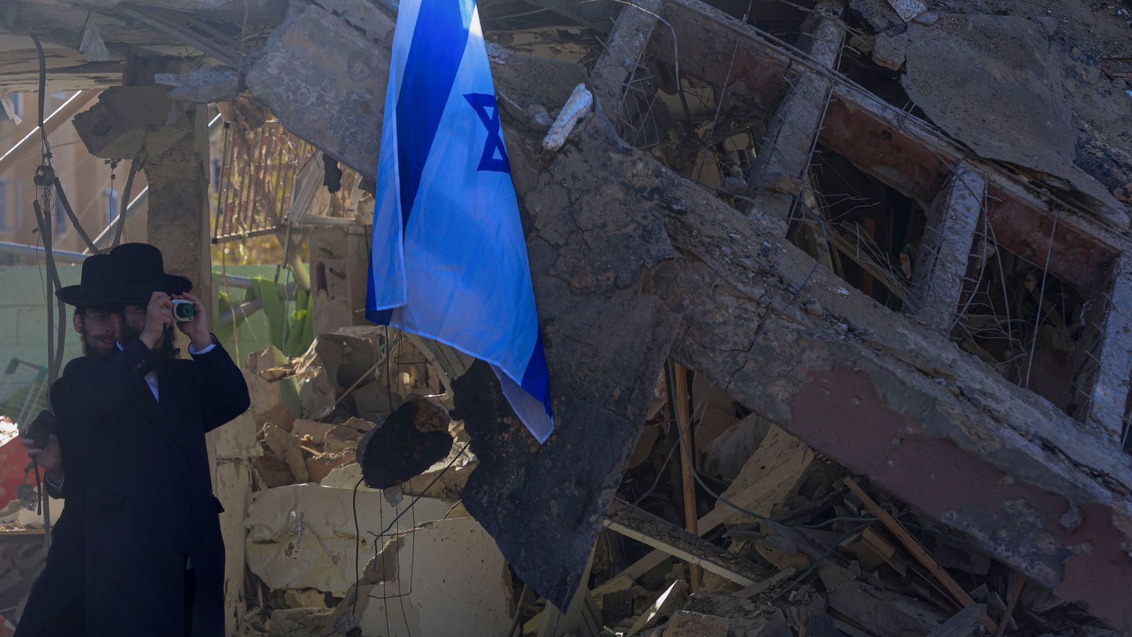 Veïns de Dimona (sud d’Israel) retiren runes després de l’impacte d’un míssil iranià, que ha deixat desenes de ferits i greus destrosses