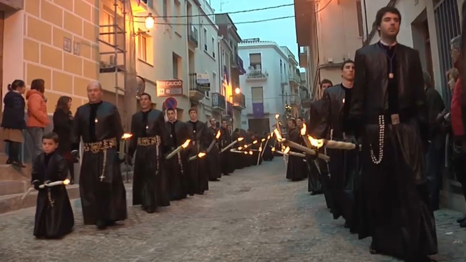 Els confrares de la Puríssima Sang en una de les processons pels carrers de Sagunt