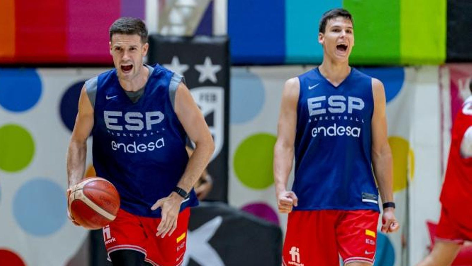 Xabi i Pradilla durant un entrenament amb la selecció espanyola