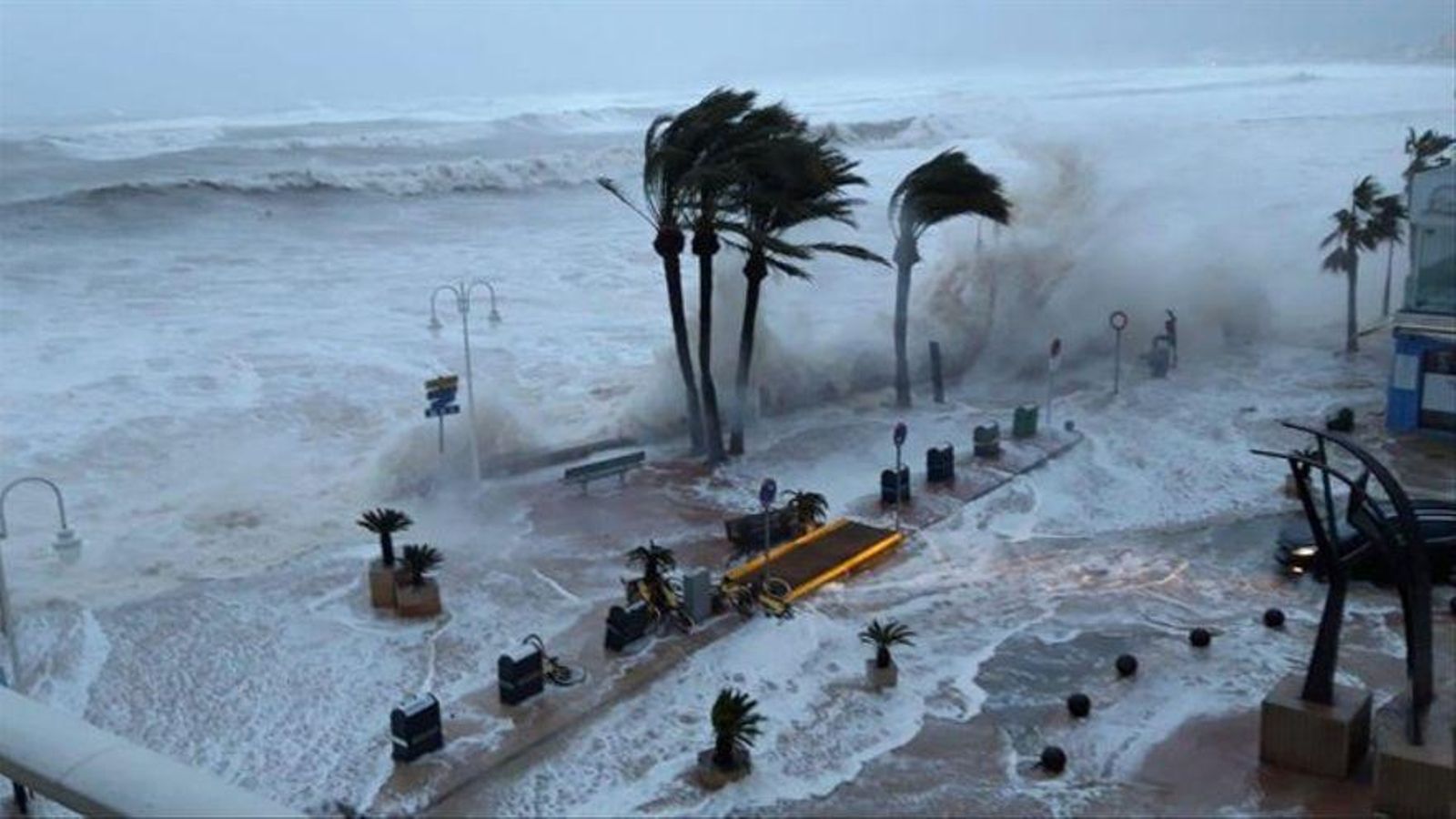 Imatge del passeig marítim de Xàbia fortament castigat per la borrasca Gloria