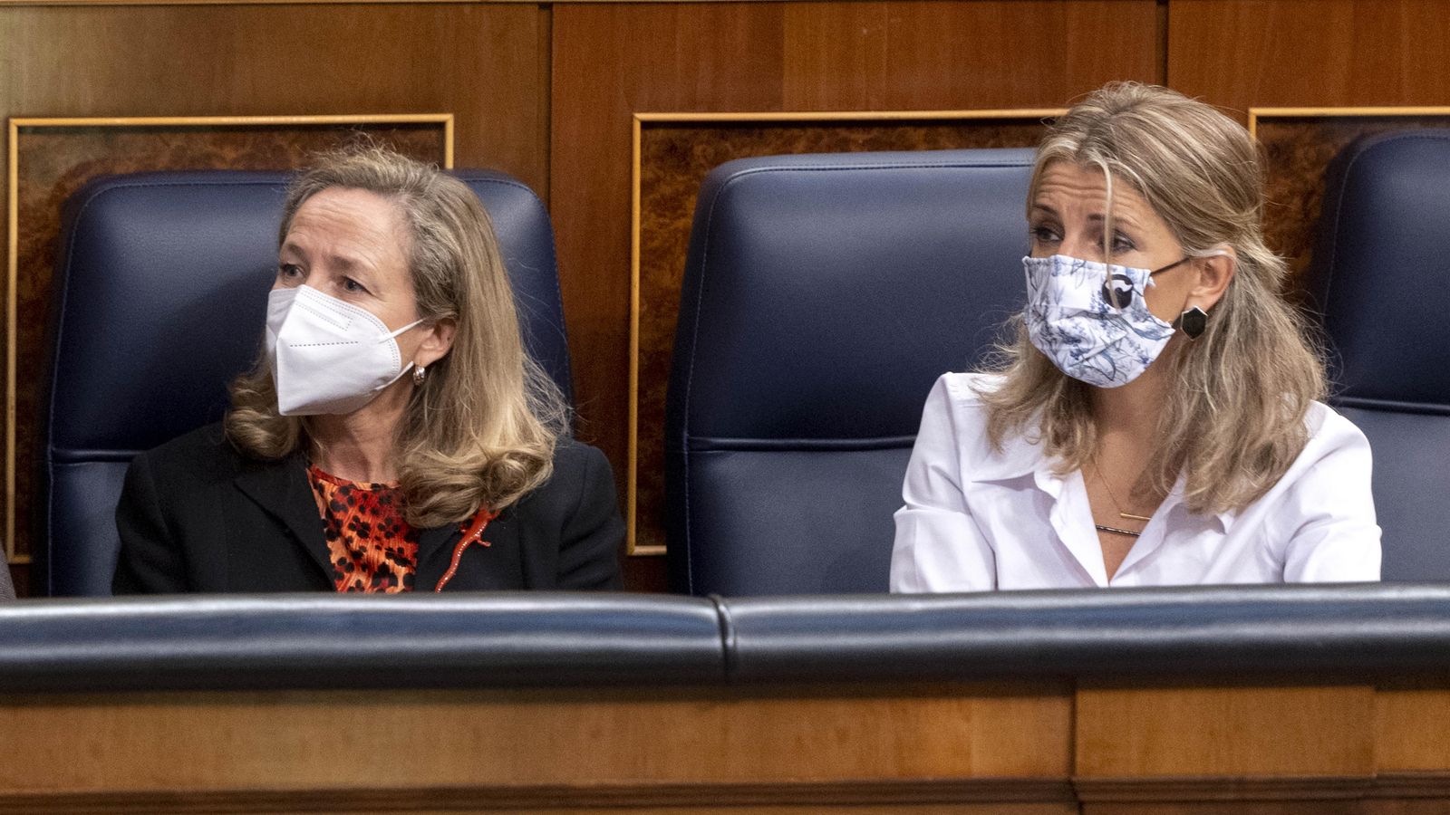 La ministra d'Assumptes Econòmics, Nadia Calviño, i la ministra de Treball, Yolanda Díaz, en una sessió plenària del Congrés