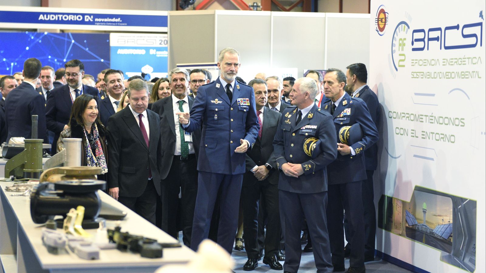 El rei Felip VI junt a la ministra de Defensa, Margarita Robles, este dimecres en les jornades de demostració tecnològica de la Base Aèria Connectada, Sostenible i Intel·ligent, a Los Llanos, Albacete