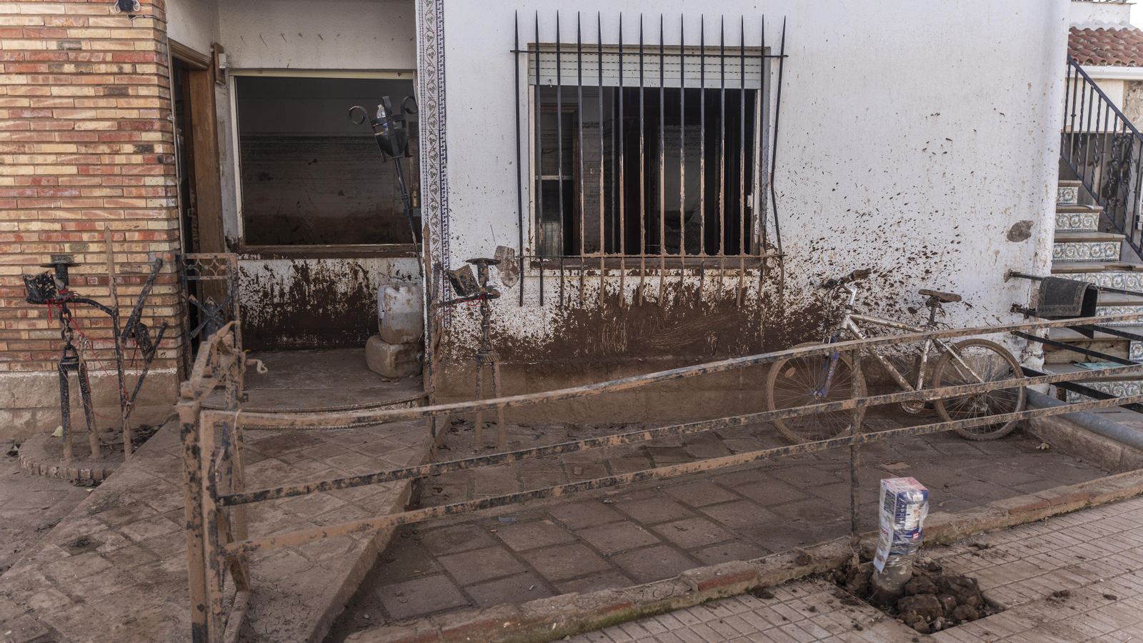 L’exterior d’una casa a Utiel un mes després de la dana