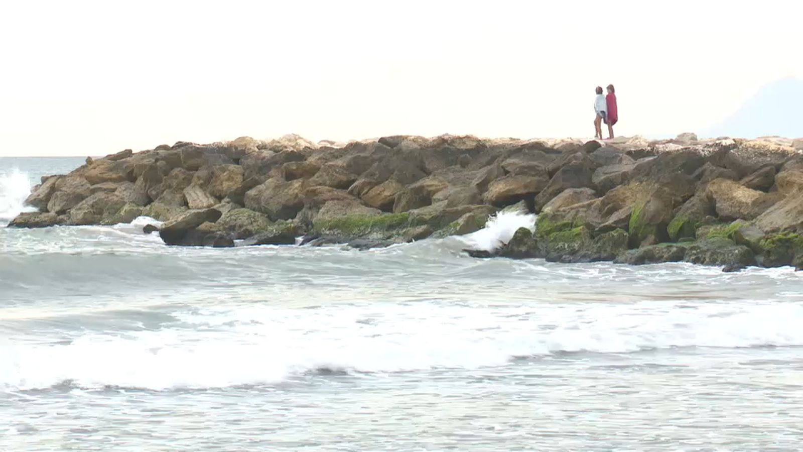 Dos policies locals de Gandia salven dos banyistes d'ofegar-se