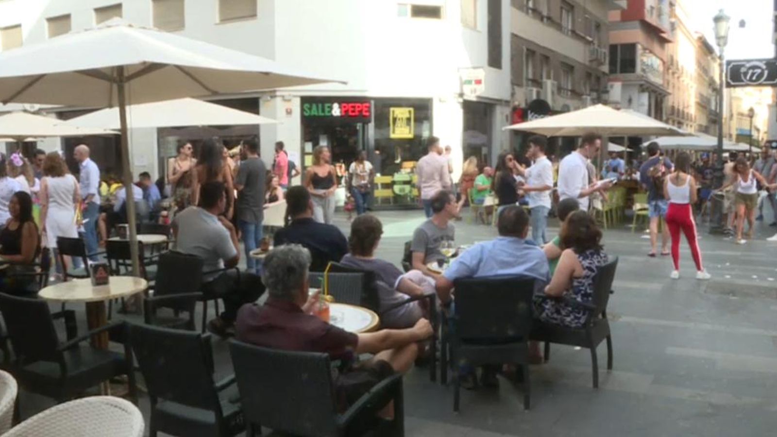 Els veïns asseguren que la saturació de soroll i públic a les terrasses els genera problemes greus de salut