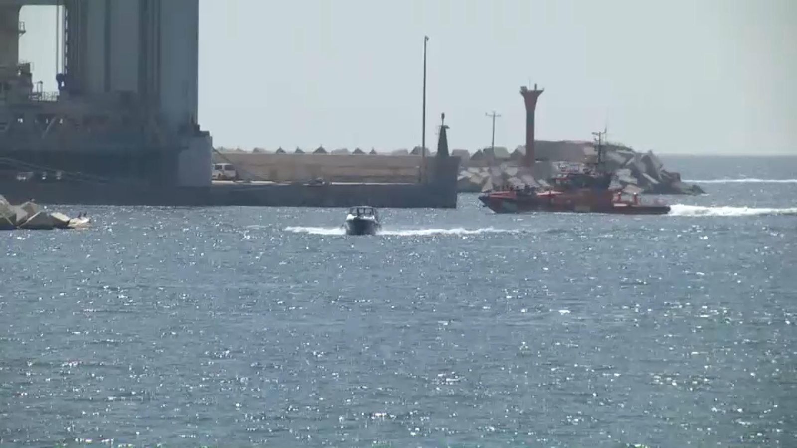 El vaixell de Salvament Marítim amb els migrants rescatats a Torrevella entra en el port d'Alacant