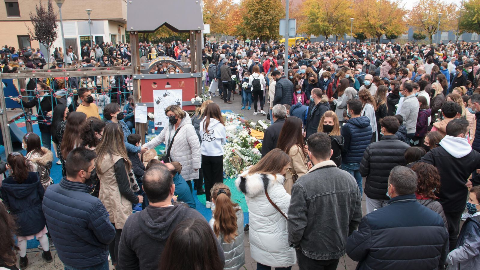 Milers de persones s'han concentrat en la Plaça Entreríos de Lardero (La Rioja) per a recordar al xiquet assassinat