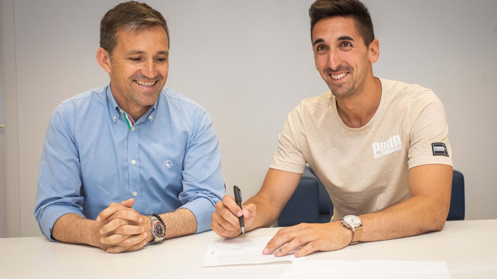 Oier Olazabal firma la seua ampliació de contracte amb el Llevant