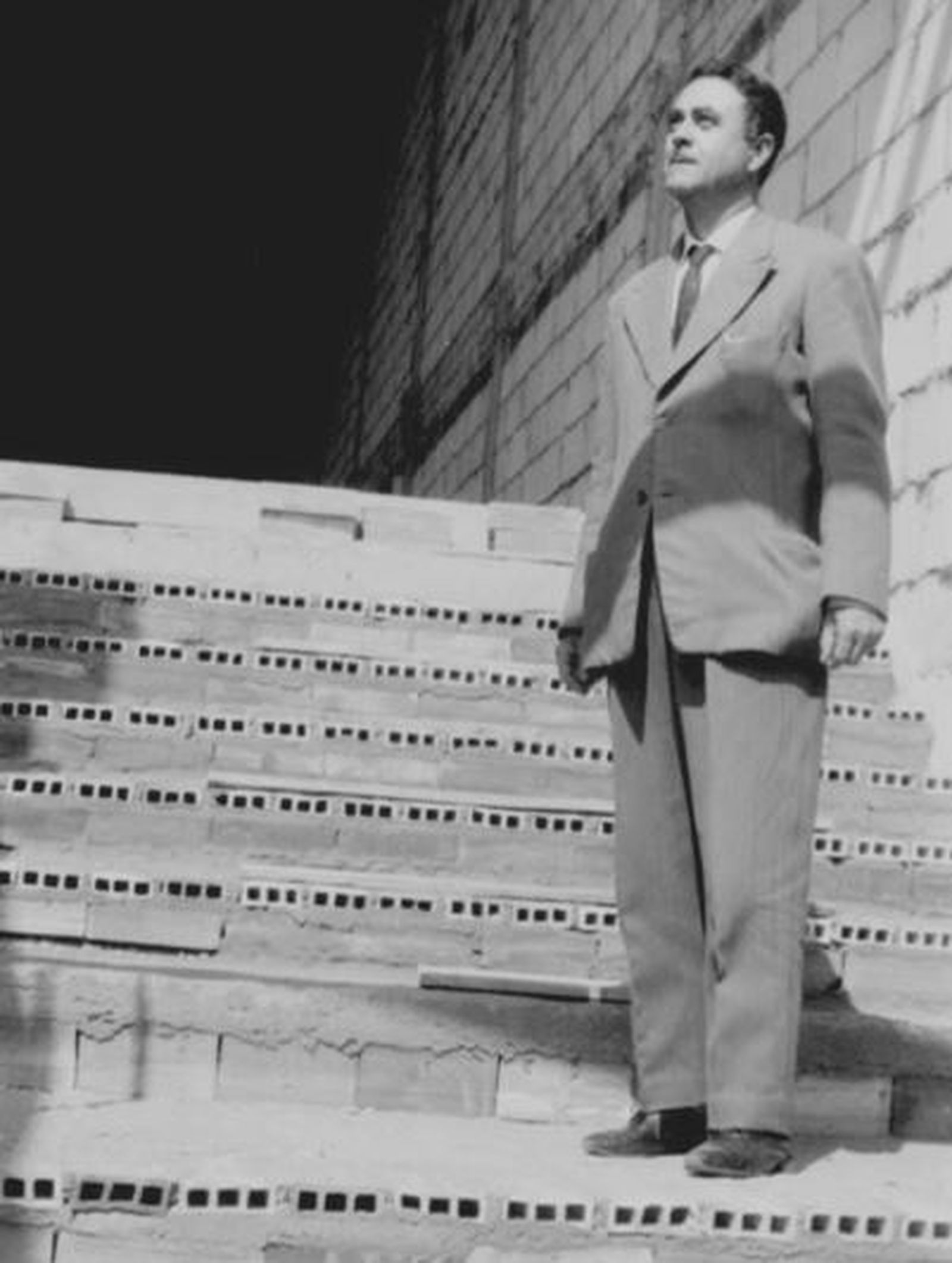 Miquel Cubells pare en una imatge d'arxiu durant les obres de construcció del cine