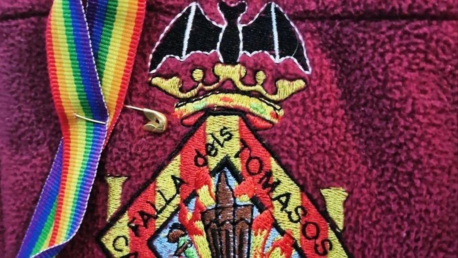 Llaç del col·lectiu LGTBI que porten els integrants de la comissió Tomassos