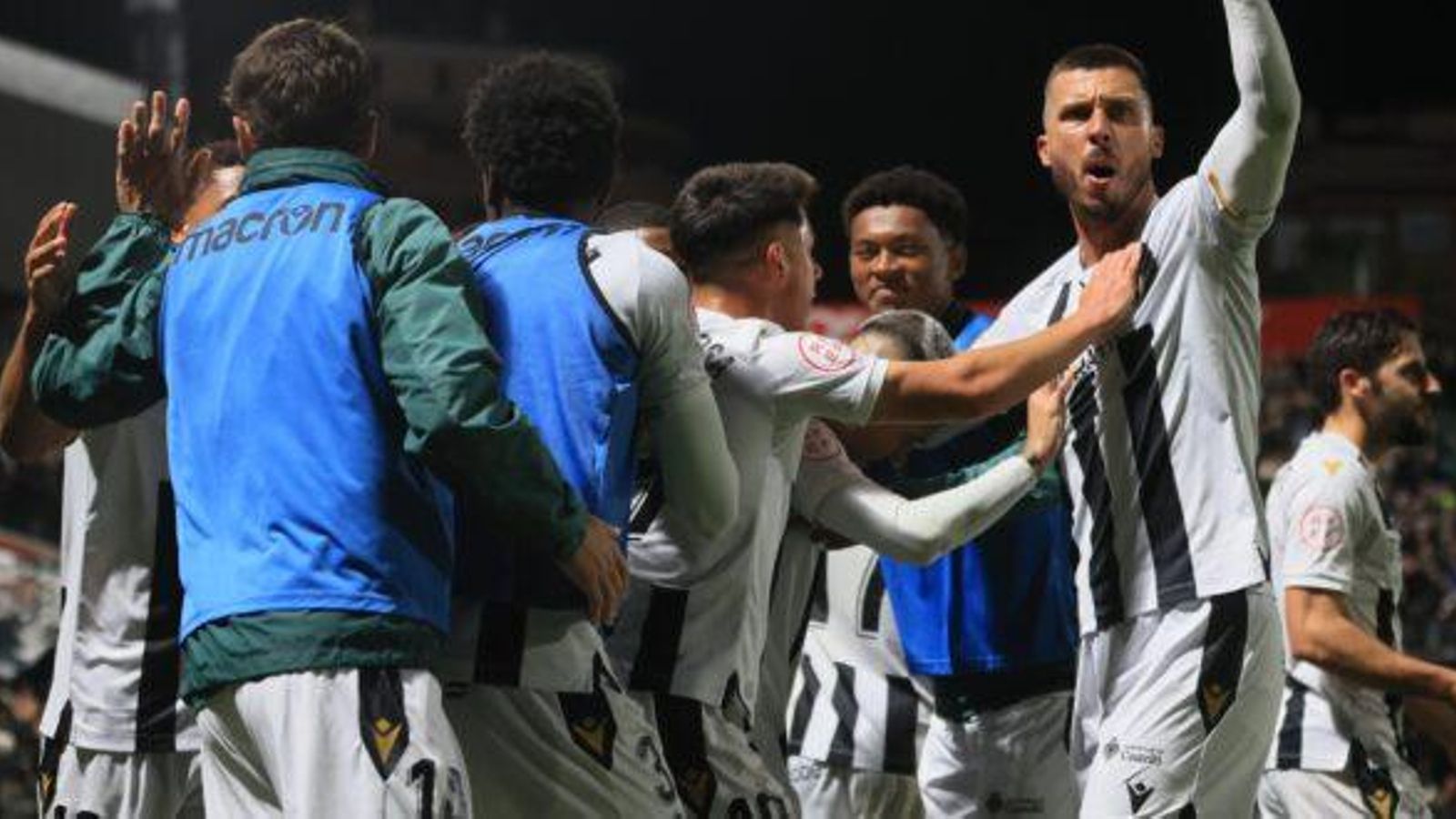 Els jugadors alb-i-negres celebren el gol del triomf