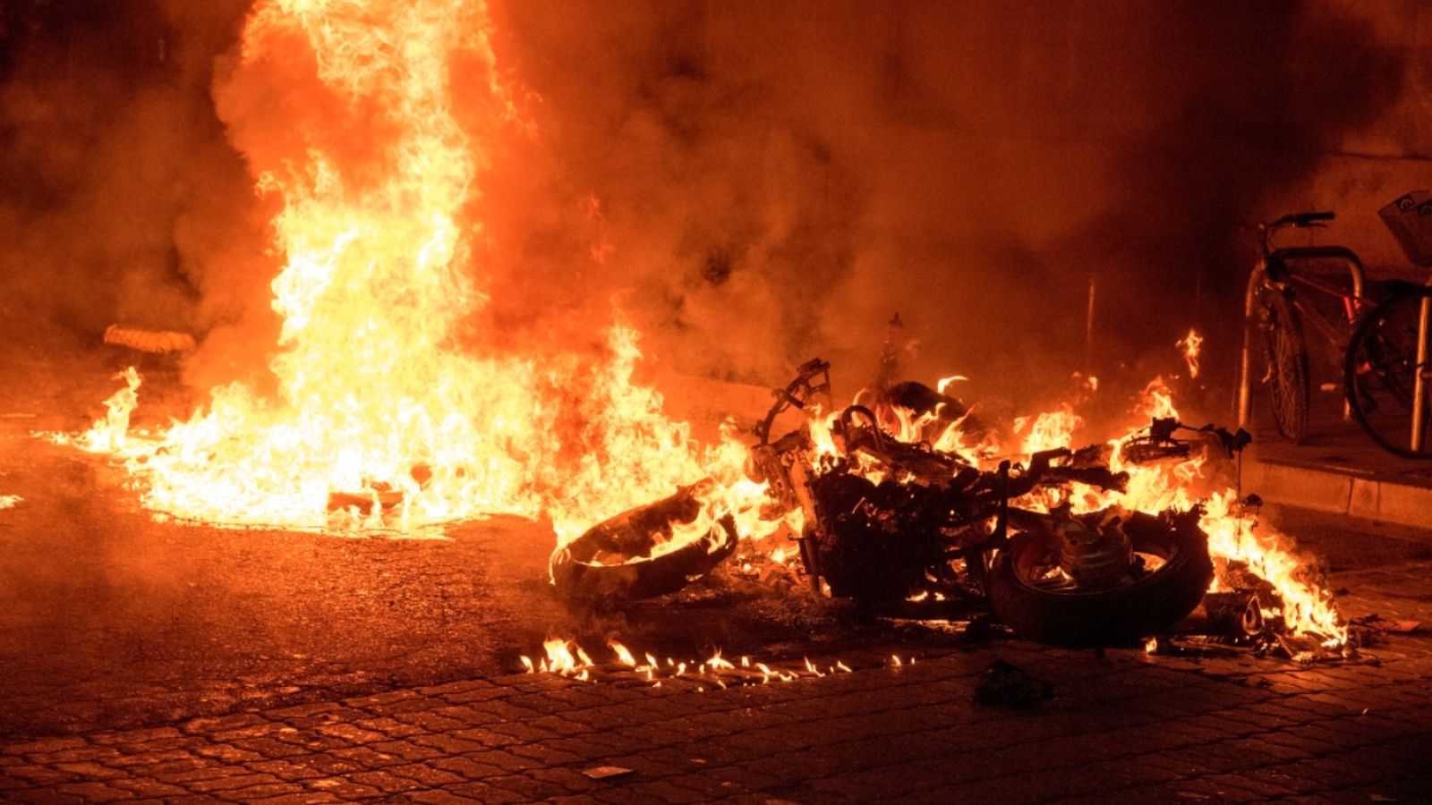 Una motócicleta incendiada després de la concentració a Lleida en suport a Pablo Hasél.