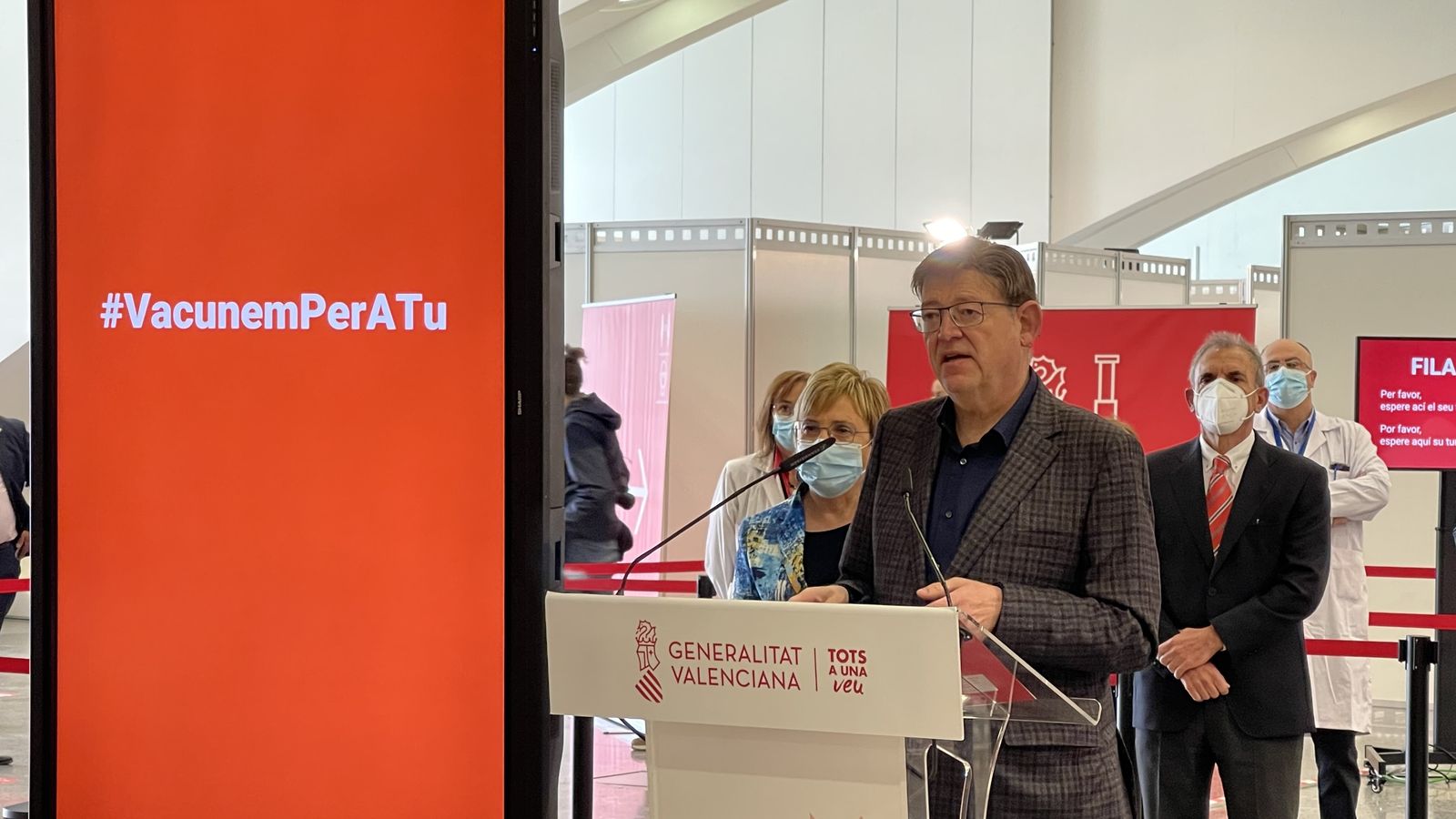 Ximo Puig durant la seua visita al Punt de Vacunació Masiva