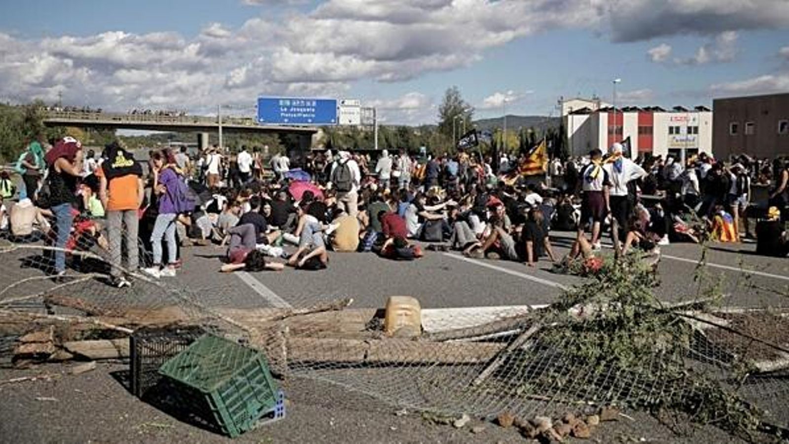 Els Mossos han desallotjat sense incidents els vora 500 manifestants que tallaven l'AP-7 a Girona