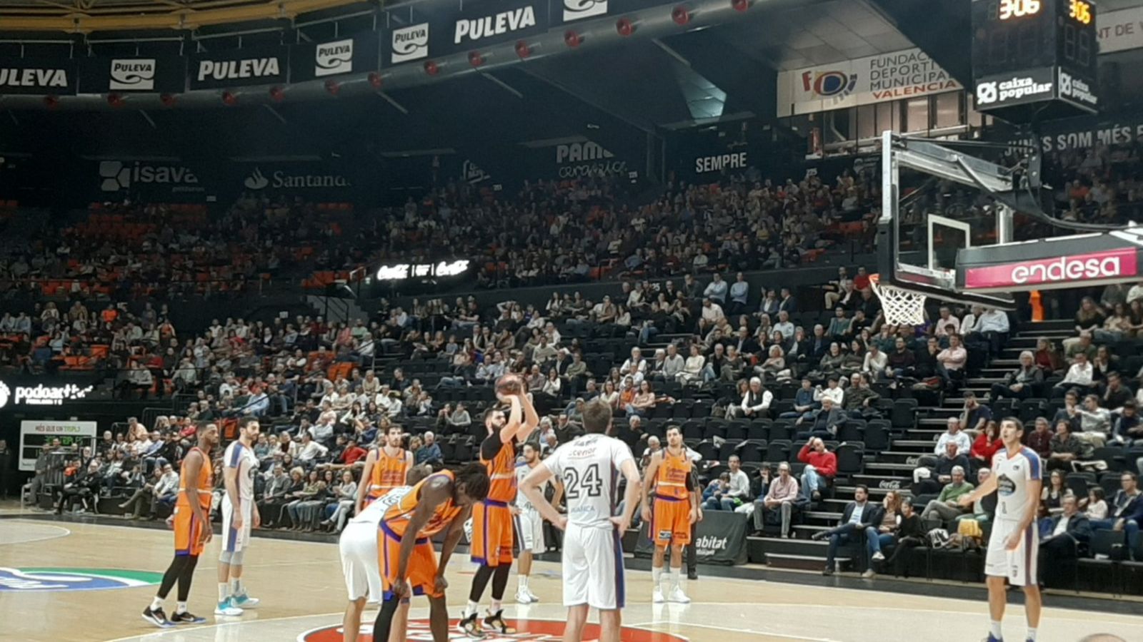 El jugador de València Basket, Bojan Dubljević, llança un tir lliure