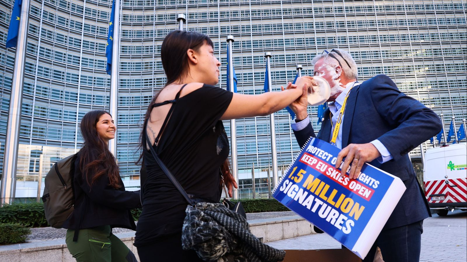 Dues activistes llancen un pastís de nata a la cara del CEO de Ryanair