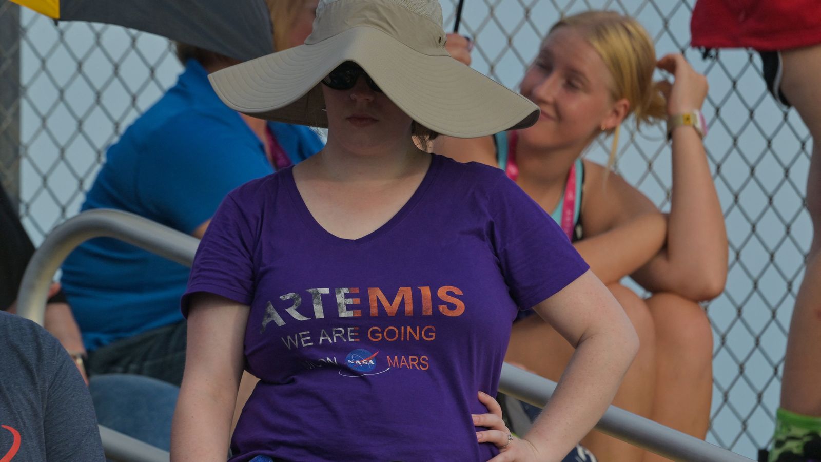 Algunes de les assistents al llançament, en conéixer-se la suspensió