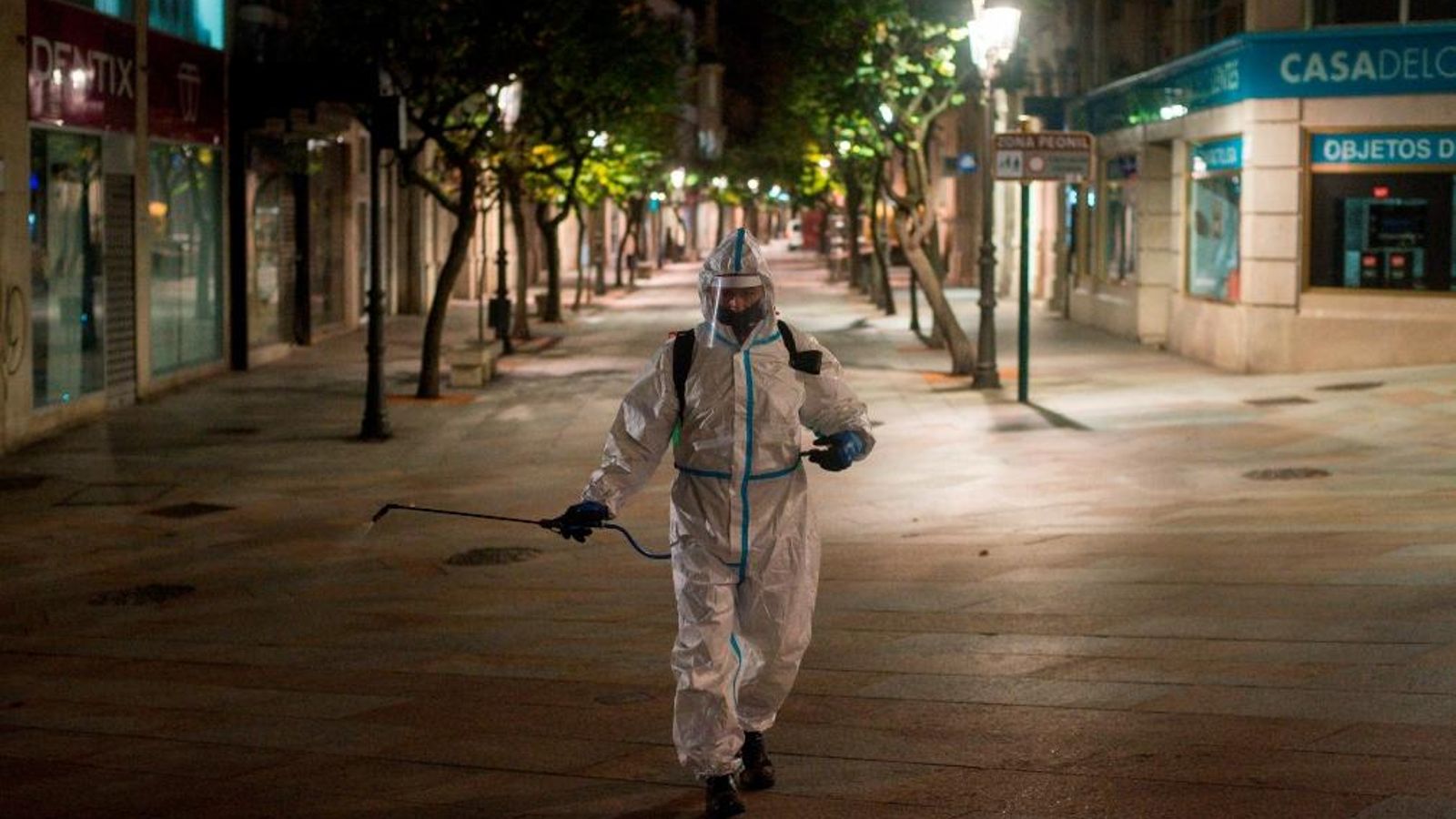 Un operari desinfecta un carrer a Ourense