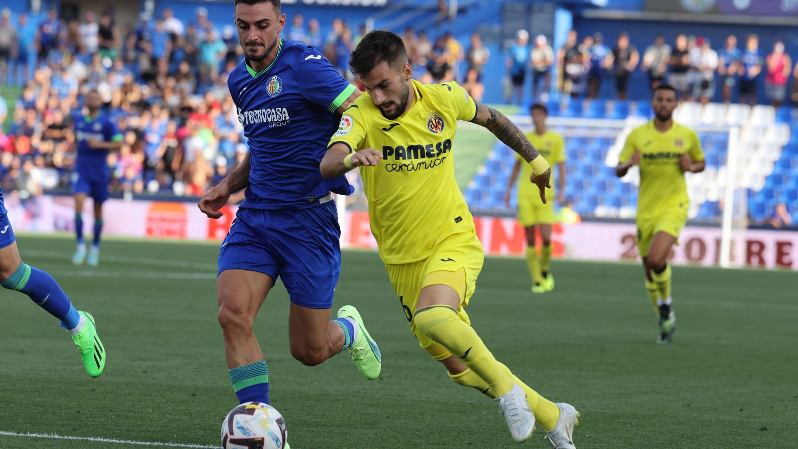 Álex Baena desborda un jugador del Getafe