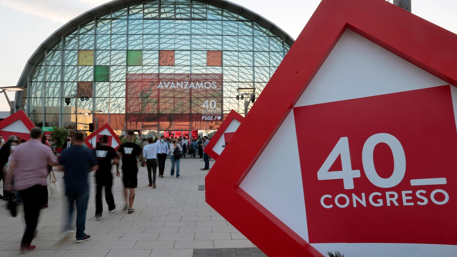 Diverses persones fan cua a les portes del Congrés aquest divendres
