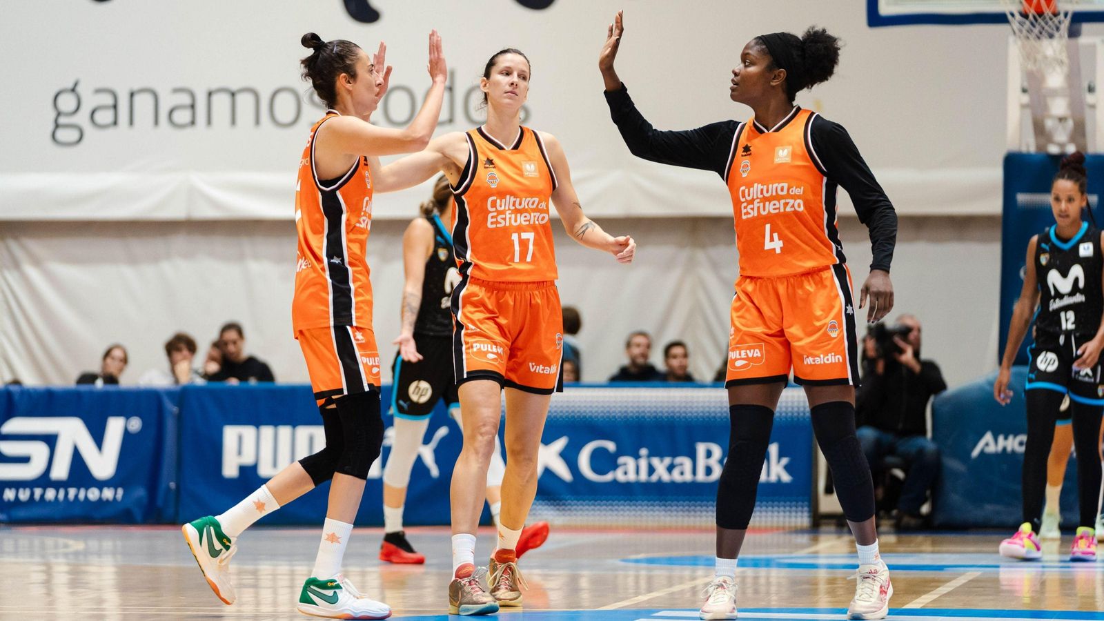 Alba Torrens celebra una cistella amb les companyes