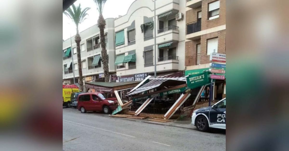 Un cotxe envesteix dues persones a la terrassa d'un bar a Catral À Punt