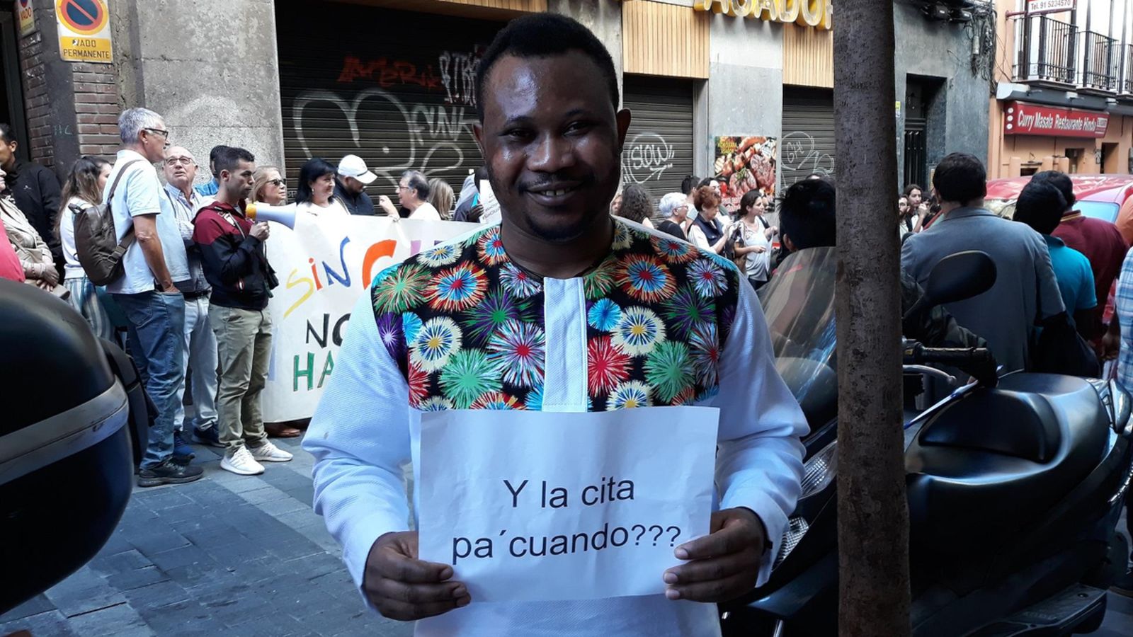 El passat divendres unes 70 persones es van concentrar a les portes de l'Oficina d'Estrangeria de Madrid