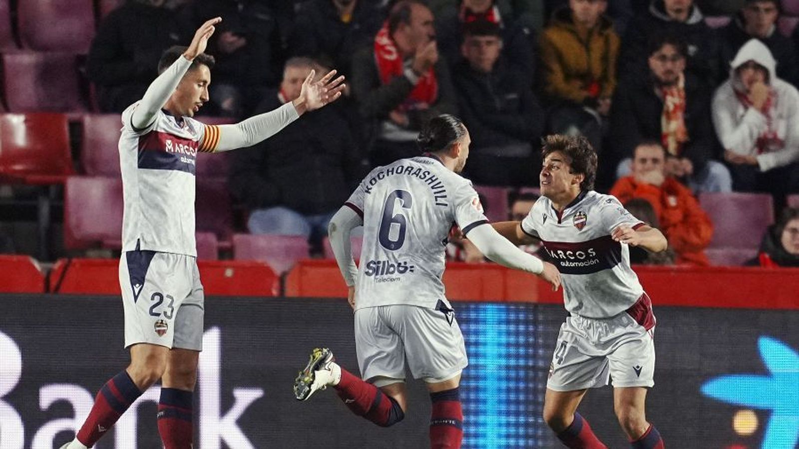 Els jugadors del Llevant celebren un dels gols