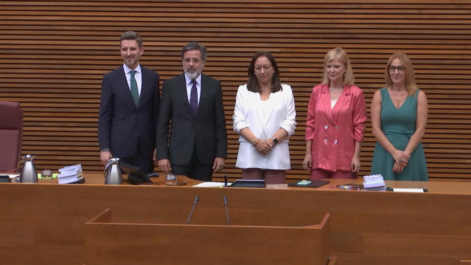 Alfredo Castelló, Víctor Soler, Llanos Massó, Gabriela Bravo i Maria Josep Amigó en la mesa de les Corts Valencianes