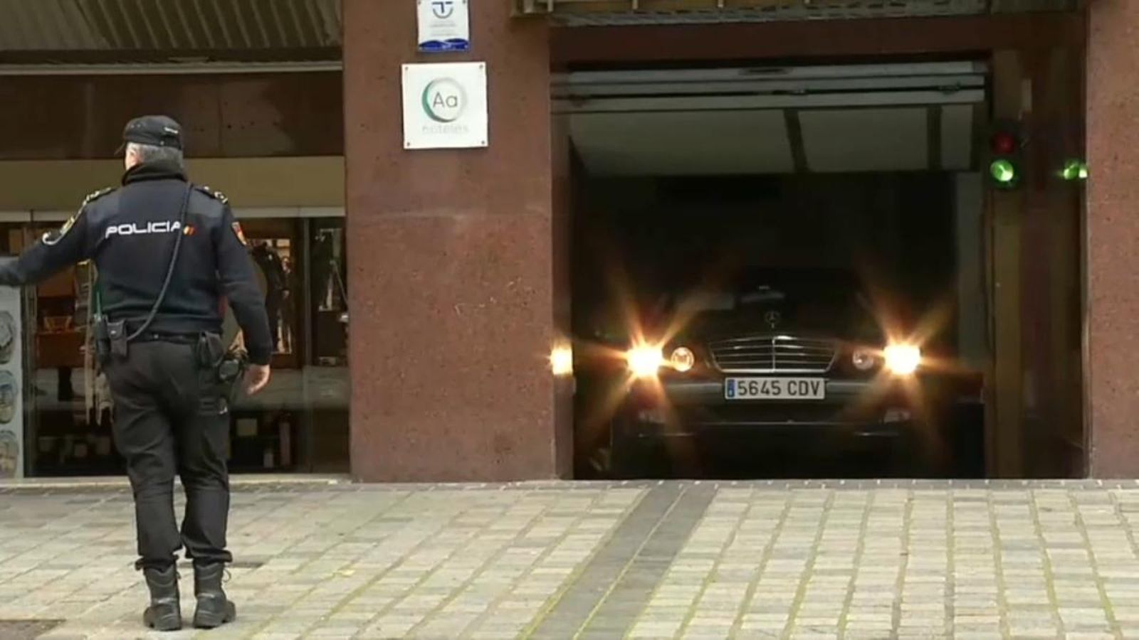 Imatge de la policia a les portes de l'hotel (Imatges cedides per LA RIOJA TV)