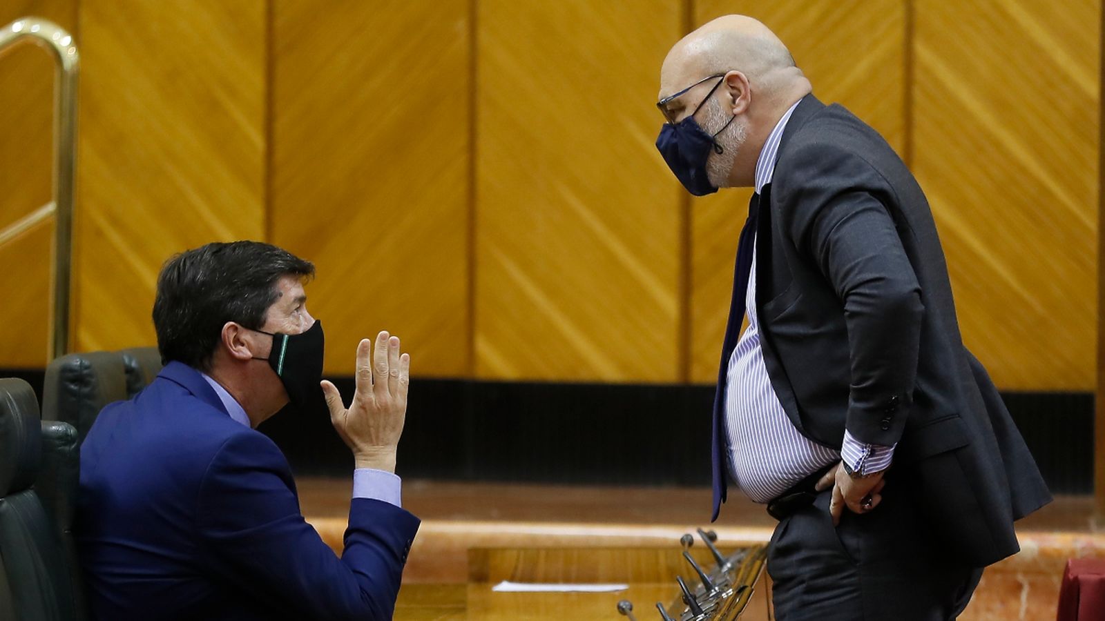 El vicepresident de la Junta d'Andalusia, Juan Marín (Cs) conversa amb el portaveu parlamentari de VOX, Alejandro Hernández