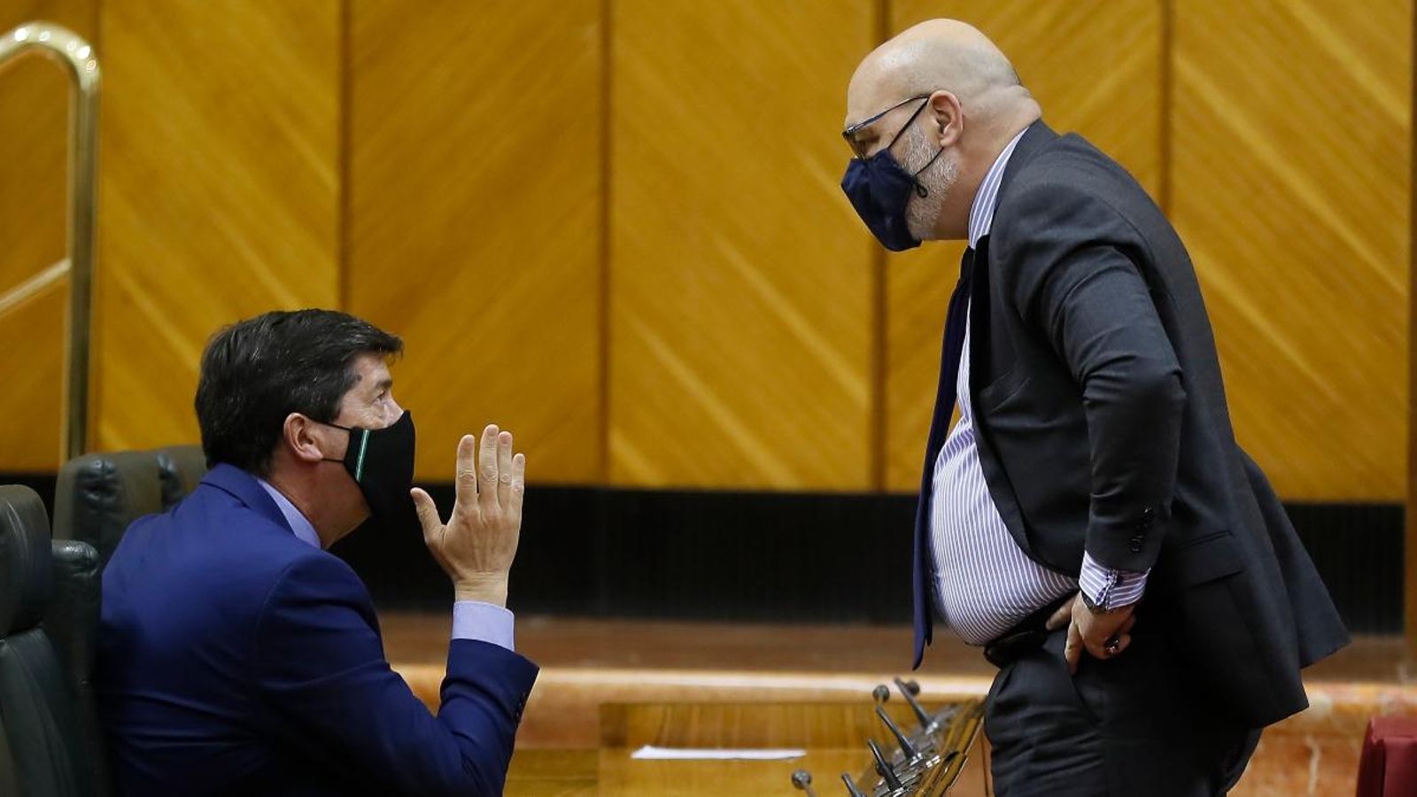 El vicepresident de la Junta d'Andalusia, Juan Marín (Cs) conversa amb el portaveu parlamentari de VOX, Alejandro Hernández