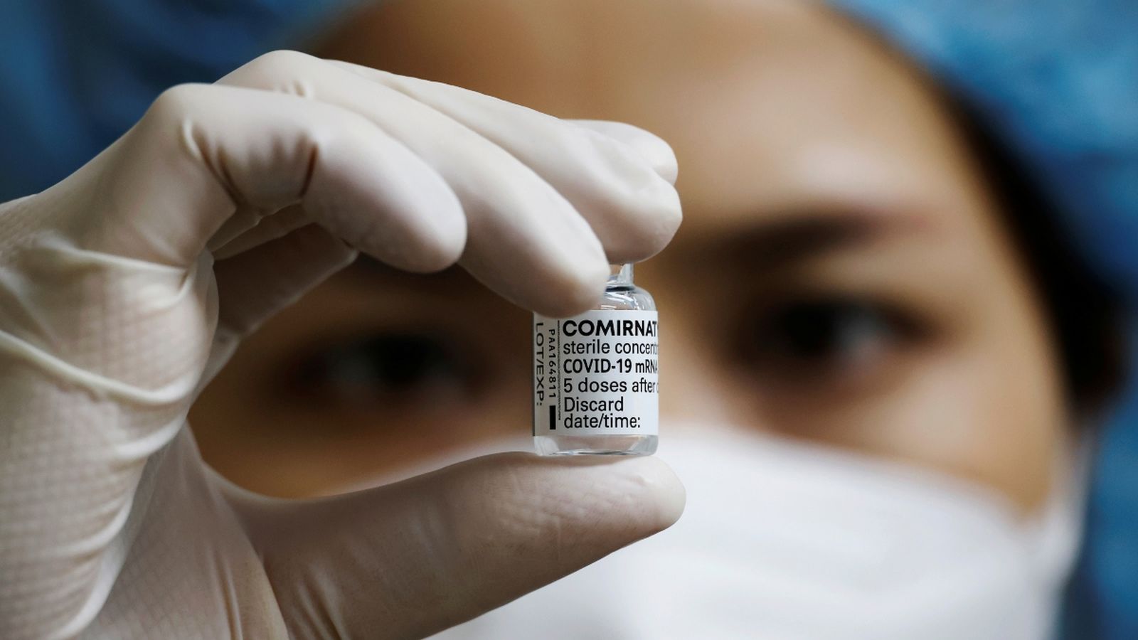 Una infermera sosté un vial de la vacuna de Pfizer-BioNTech / Kim Hong-Ji (Reuters)