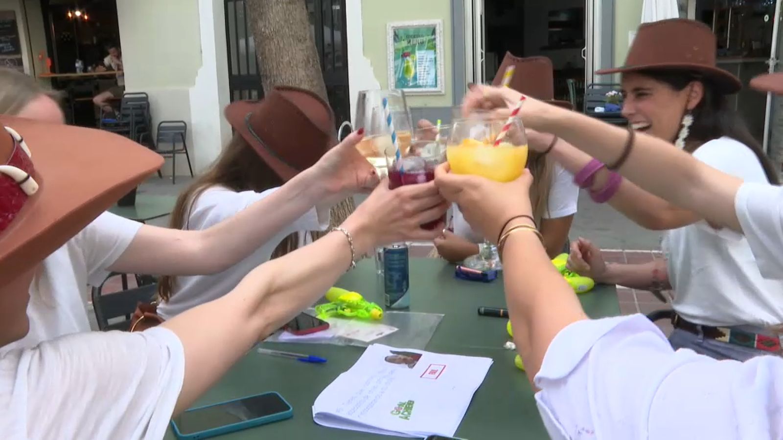 Unes joves celebren un comiat de fadrina