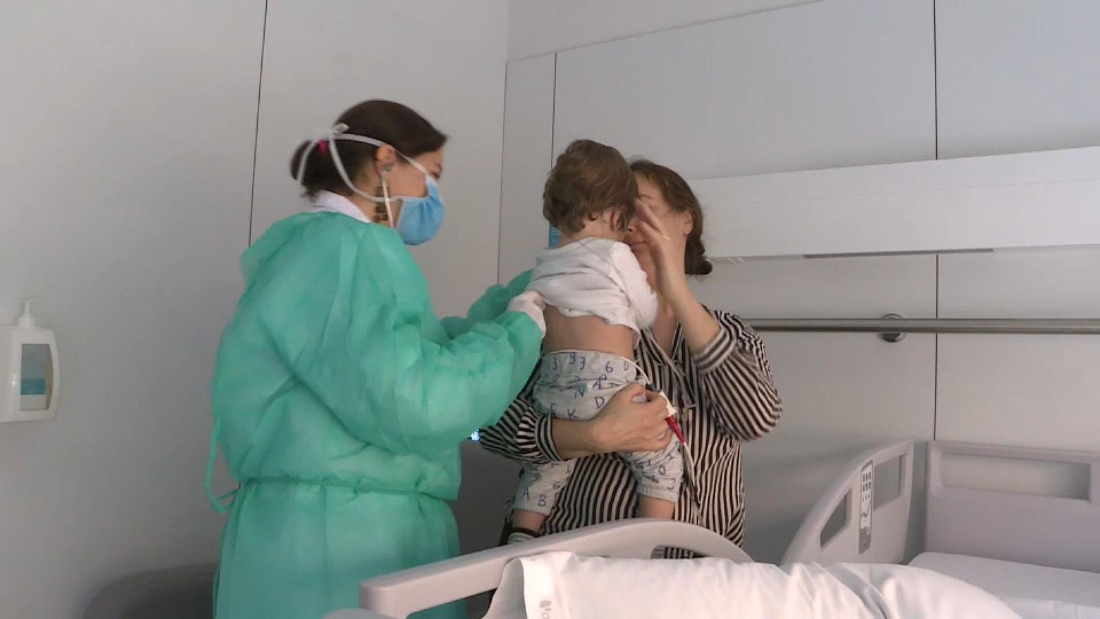 Una sanitària atén una menuda en un centre hospitalari