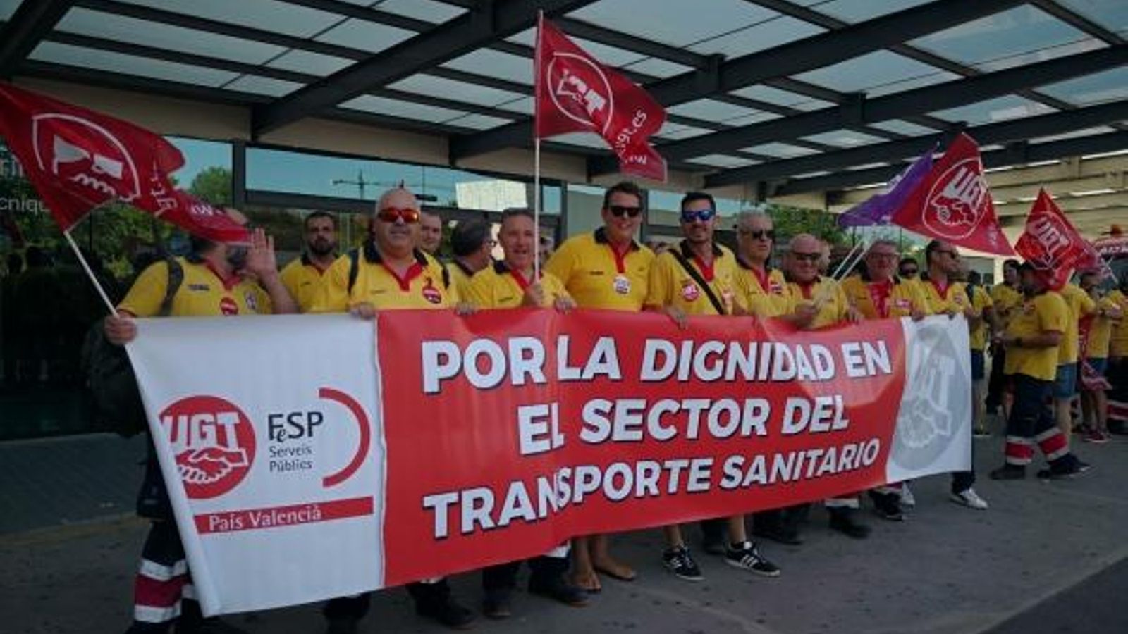 Concentració davant de l'Hospita La Fe de València