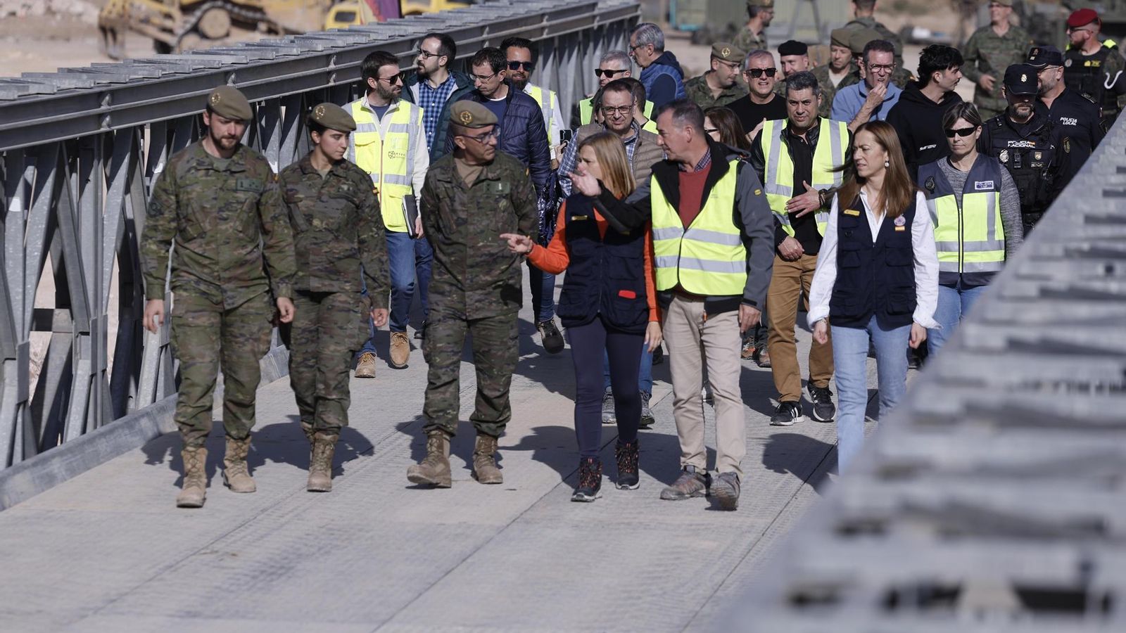 La delegada del Govern, Pilar Bernabé, ha remarcat "l’esforç i el servei públic" de les forces armades en la DANA La delegada del Govern, Pilar Bernabé ha remarcat "l’esforç i el servei públic" de les Forces Armades en la DANA