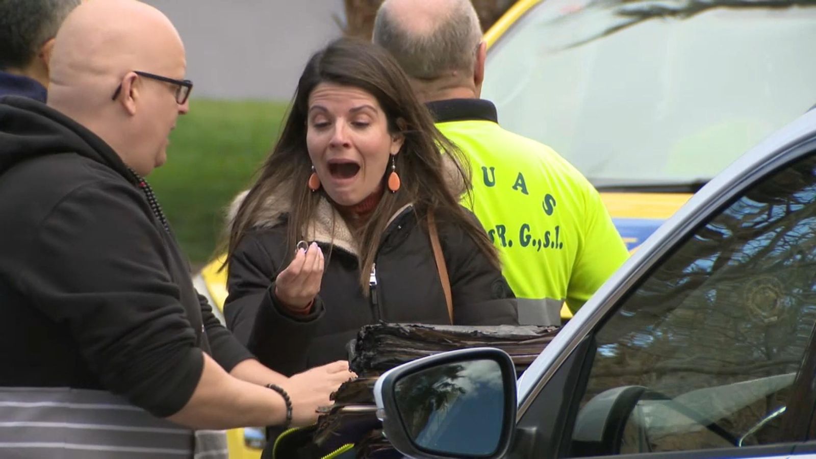 La reacció d'una veïna de l'edifici de Campanar al recuperar un anell entre les pertinences que li han tornat els bombers