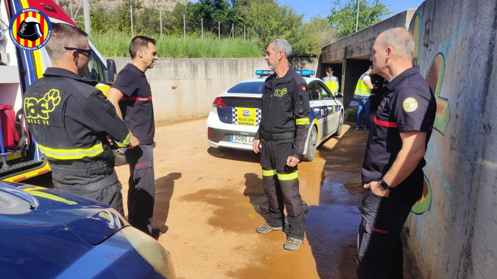 Efectius de bombers i de la Policia Local de Gandia durant la recerca Equips de rescat del consorci i la Policia Local de Gandia durant la recerca