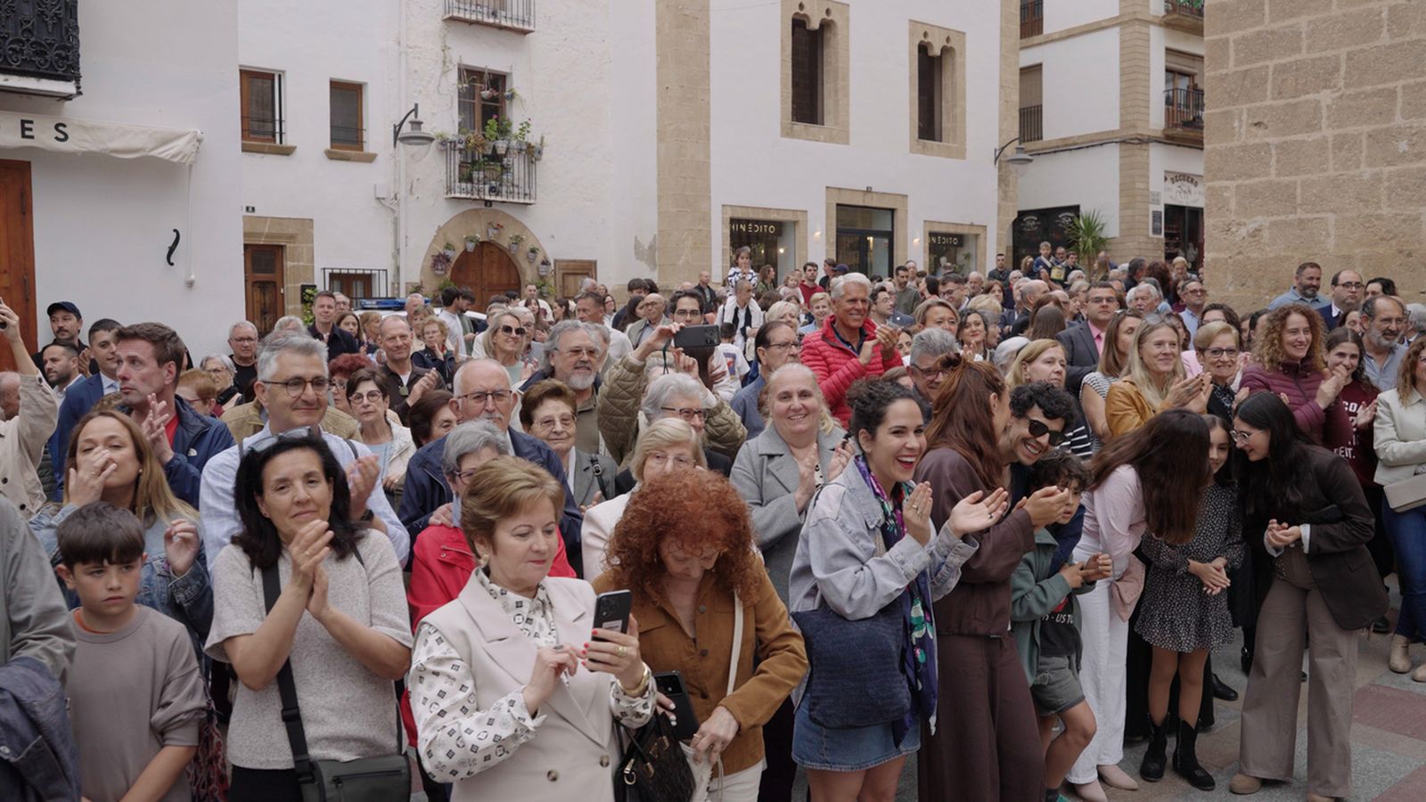 A Xàbia, les creus florals, els passacarrers amb tabal i dolçaina i la participació de veïns i confraries mostren la força d’una festa que combina religió i identitat col·lectiva