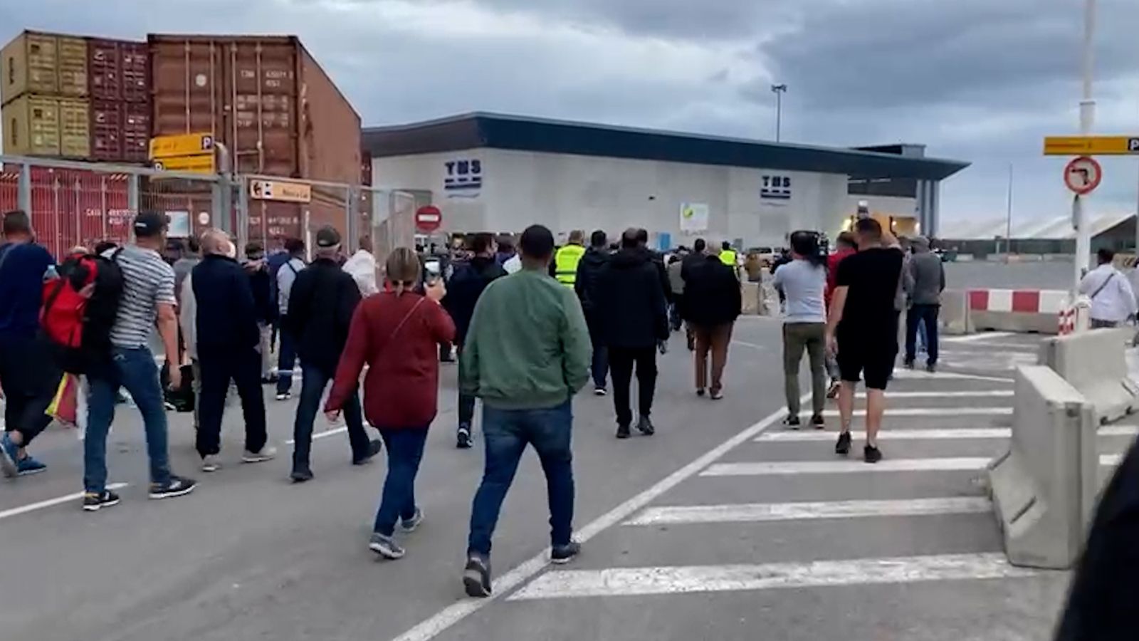 Moment en què un nombrós grup de persones han traspassat els controls al port d'Alacant