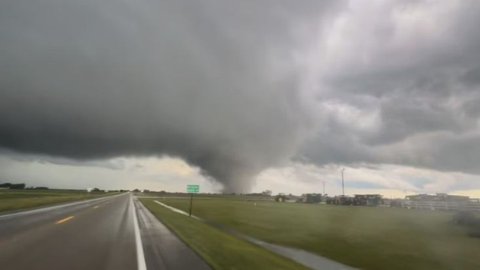 Un tornado causa greus danys a Illinois