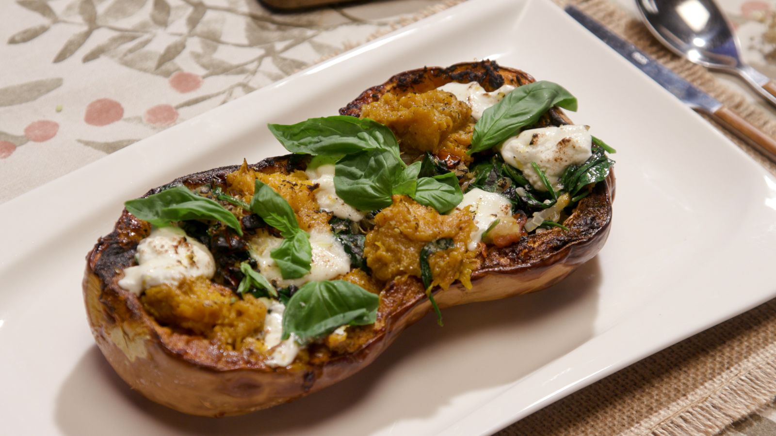 Carabassa farcida d'espinacs, tomaca i burrata