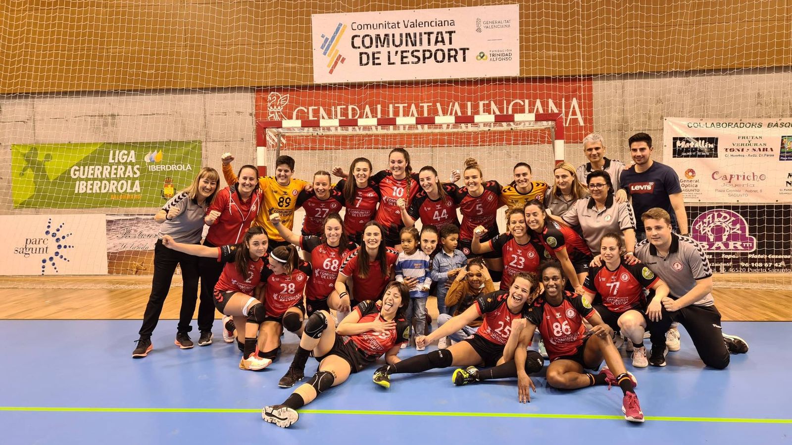 Les jugadores del Morvedre celebren la victòria